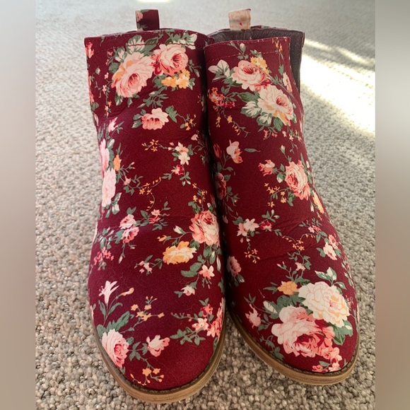 JC Floral print Ankle Bootie. US Women's size 8 1/2. - Picture 2 of 6